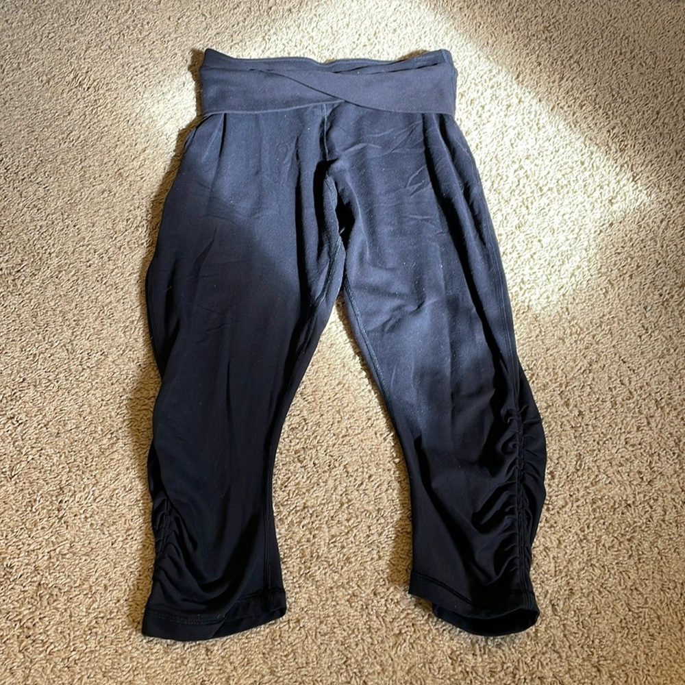 Lululemon Sunset Salutation Black Cropped jogger